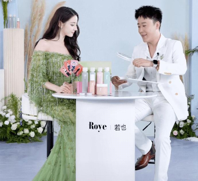 迪丽热巴绿野仙踪造型，绿色的长裙像是森林里面的小仙子，这条绿裙子清新又时尚 ​​