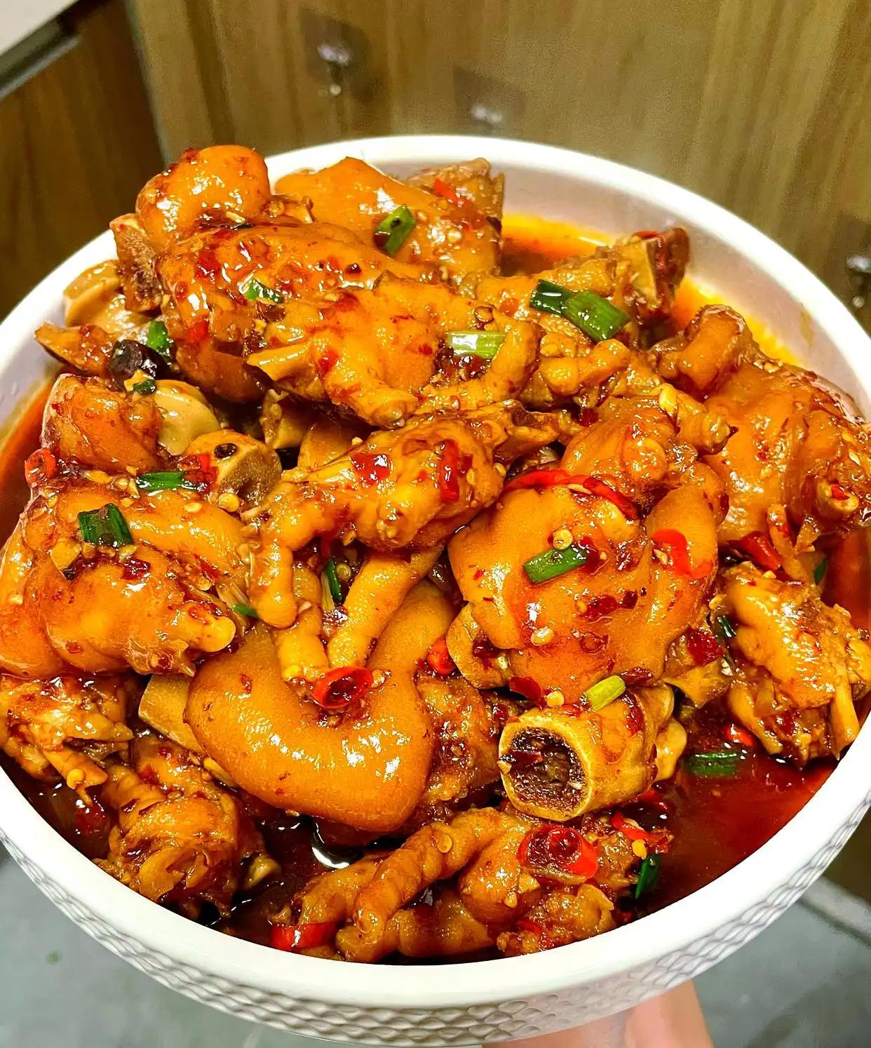湖南怀化美食，这家下饭的本地小馆子好美味！
陈家味小饭馆
美食推荐：
1、压锅大