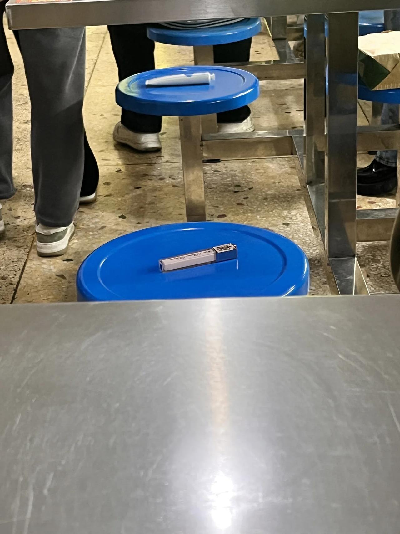 学生食堂，很多学生用物品占座，这样合理吗？

今天开学，我送我的侄女去国内一所高