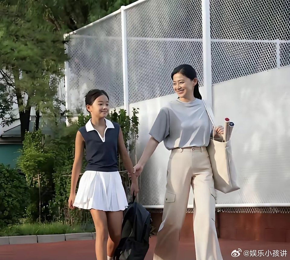 梅婷的女儿跟她实在是太像了，就像小梅婷一样。女儿皮肤比较黑，看梅婷把她带的多好，