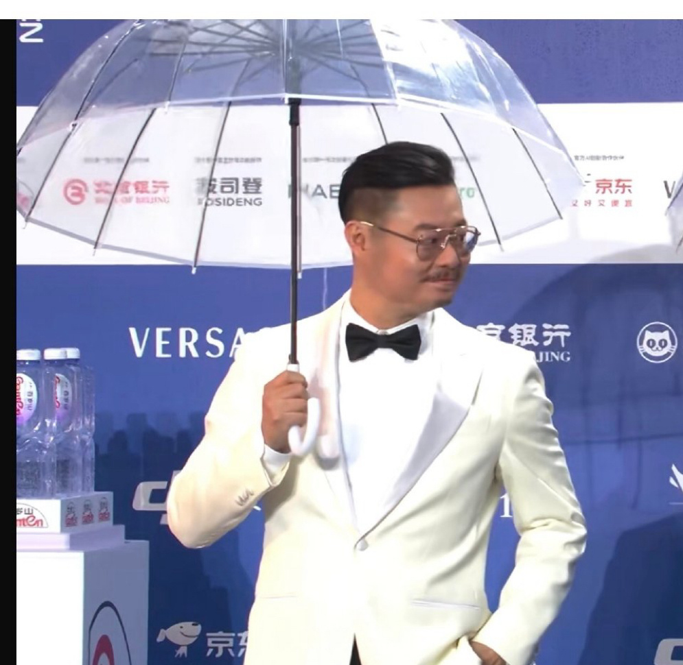 上海看球偶遇张小婉魏翔 偶遇视频看了吗？魏翔街头炫技花式足球，张小婉一脸崇拜。一
