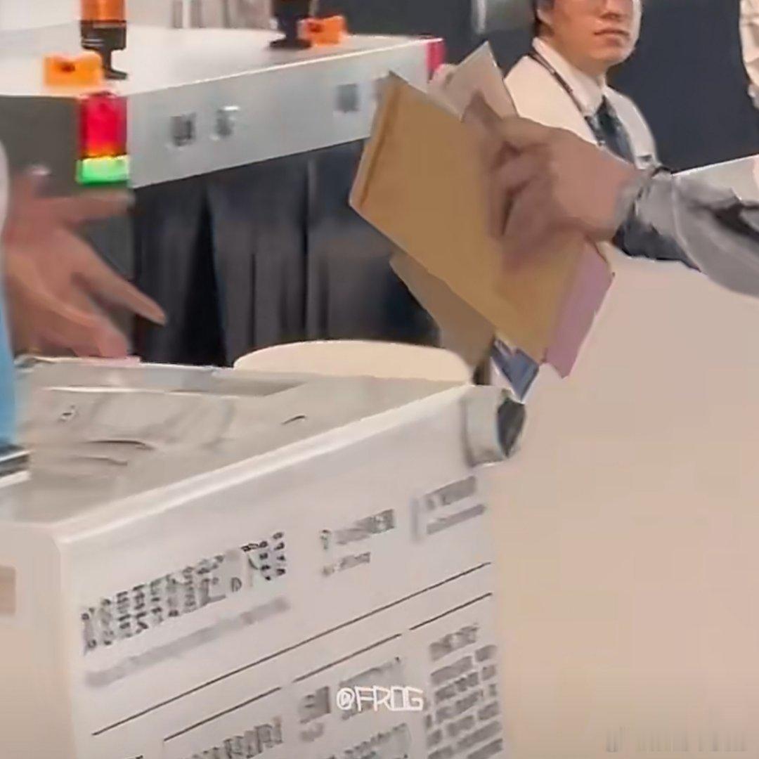 陈丽君和机场工人员都感觉不对劲还有很多人送机，全方位围观陈丽君送错证件 