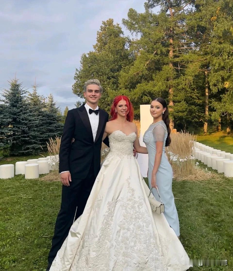 #特鲁索娃结婚了# 
曾经的三套娃之一的特鲁索娃居然结婚了！印象中她还是一个小女