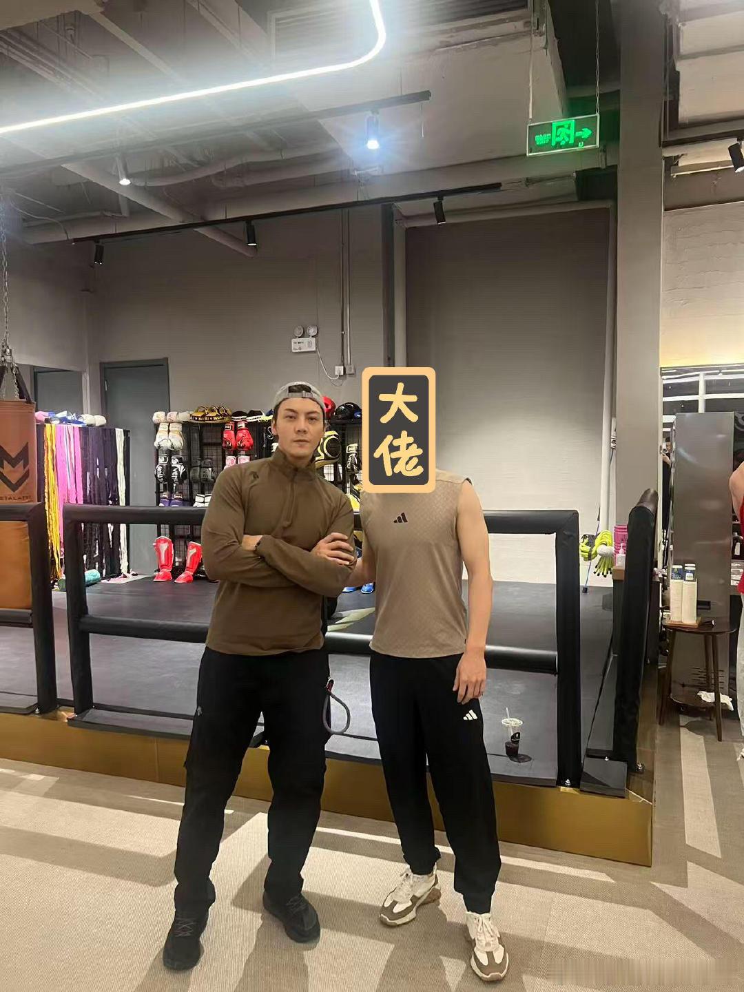 北京健身房偶遇陈伟霆网友健身房偶遇陈伟霆网友健身房偶遇陈伟霆，咖色上衣配黑裤，简