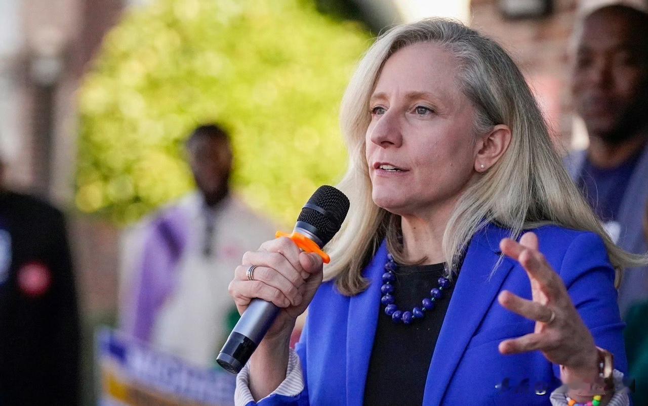 46岁的民主党联邦众议员Abigail Spanberger击败共和党竞选人、现