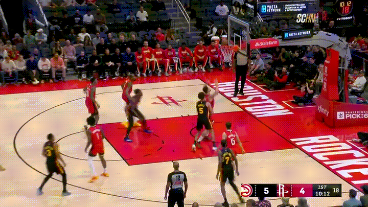 火箭巨星杜兰特的暴扣真是让人热血沸腾！在今天火箭主场迎战老鹰的比赛中，当时比赛进