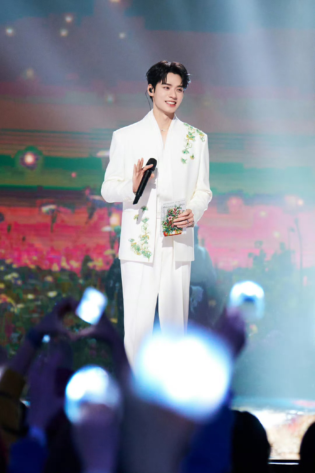 那英龚俊张雅琪合唱梦回花少龚俊今晚特别帅！！又和花少的姐姐妹妹见面了~玩得开心！