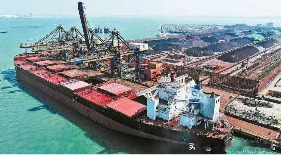 中方硬刚必和必拓！停购美元计价铁矿，30万吨货轮滞留，人民币结算破局。
 
中方