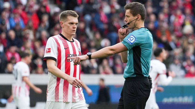 金特尔在上周六弗赖堡vs拜仁赛后走到裁判更衣室外面咆哮+踹门+大喊“总是吹我们”