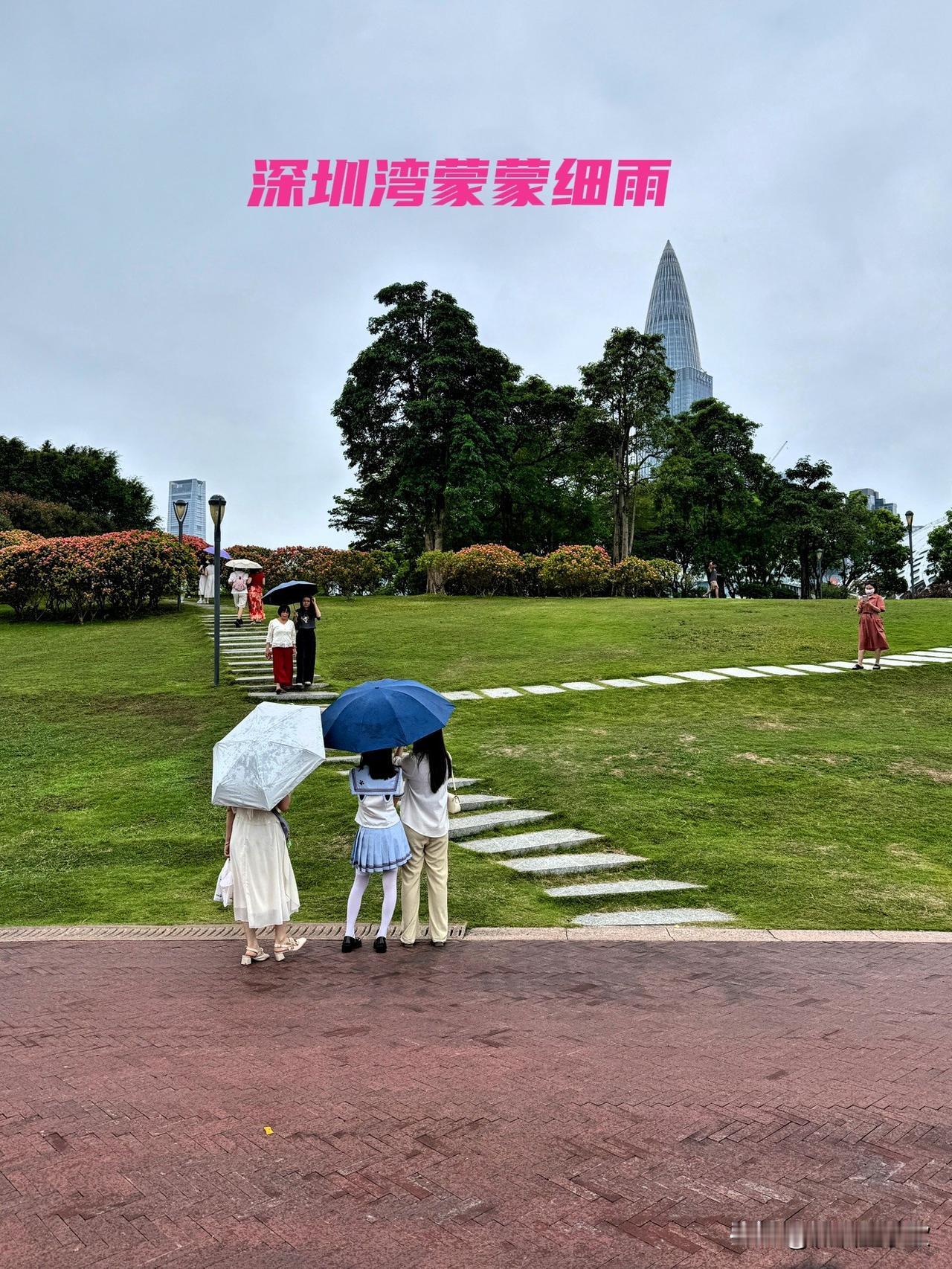 现代都市与自然绿意交织，尽显繁华与宁静并存之美。城市绿意环绕 [兔年大吉][福]