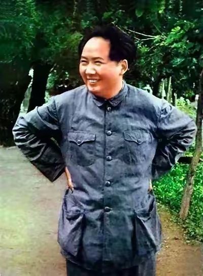 毛主席教导我们说:“……中国革命的人民，...谁想屈服他们是不行的。...中国一