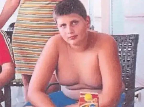 自媒体Hoops晒约基奇儿时照感慨道：“谁能想到，当年这个孩子如今会成为历史上最