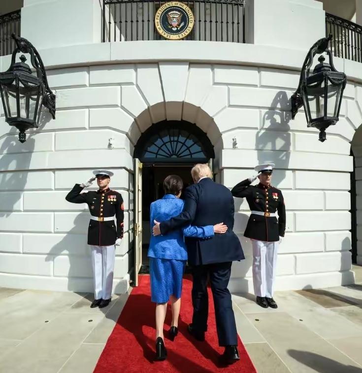 这张照片是真的还是Al合成的？如果是现场拍的真实照片，高市早苗可真令人作呕了，堂