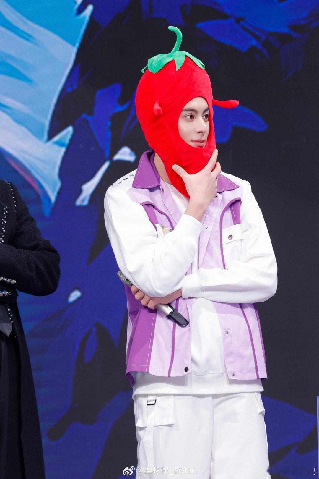 王鹤棣王鹤棣回好六街有种回家舒适感你好星期六谁能拒绝活力满满的棣棣？好六街敲锣喊