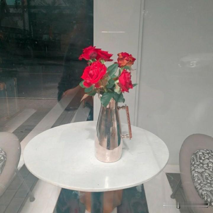 且以树以树花以花的姿势呈现，不需要看别人的脸色，不需要在乎他人的评价，更不需要在