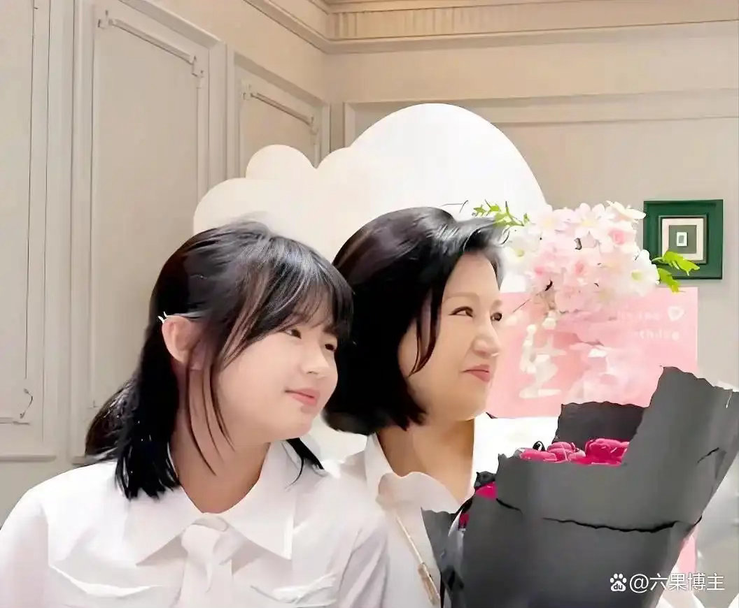 陆毅为妻子庆祝50岁生日！鲍蕾最聪明的地方，就是对婆婆好 