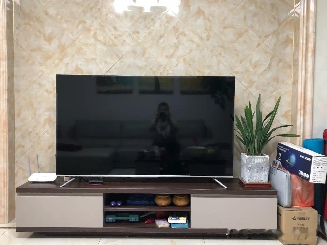 电视不是没人看了，是没地方让人看了。身边人说越来越多人不开电视，好多人跟着感慨“