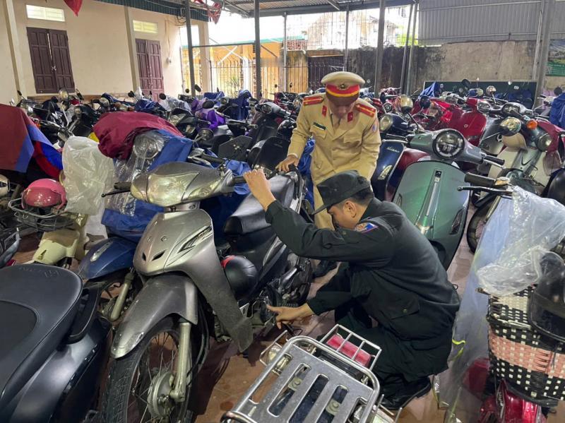 越南全国交警部队通过两次对学校内外停车场的全面检查，发现违规行为数万起。
越南公