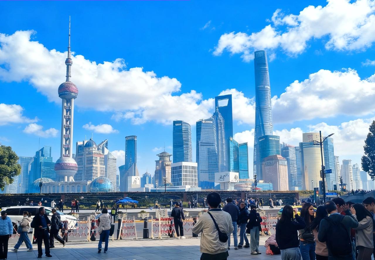 上海南京路步行街走到头，到了和平饭店外滩这个视角下午三四点看对面的陆家嘴，有点漫