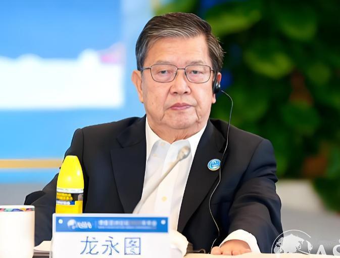 龙永图：暂不讨论中国崛起，先回答三个更重要的问题。第一，什么时候全球的精英会把孩