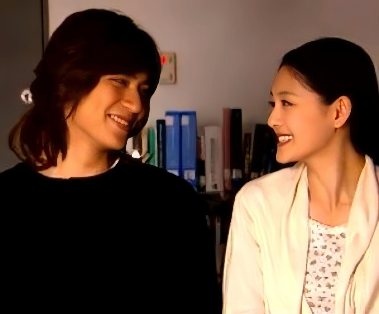 当年大S和周渝民深情对望，眉眼间全是藏不住的甜蜜，两人常常笑着看向彼此。私下里也