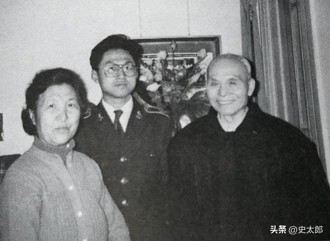 1980年代，国民党降将去台湾探亲，岂料蒋介石的儿子听说后，直接送来一大笔钱。看