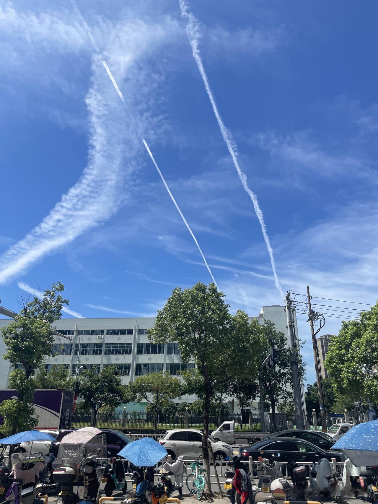 能否分享一下你拍摄的天空飞机飞过天空