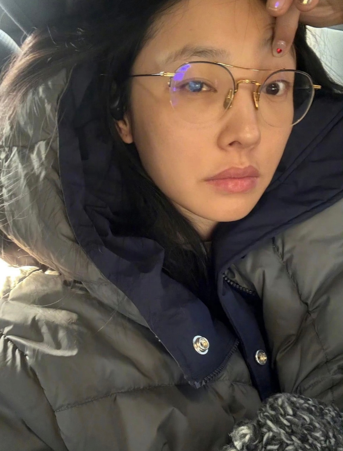 白百何素颜肤色素颜颜值依旧抗打，松弛感拉满，毫无偶像包袱，有一说一，姐姐皮肤好好
