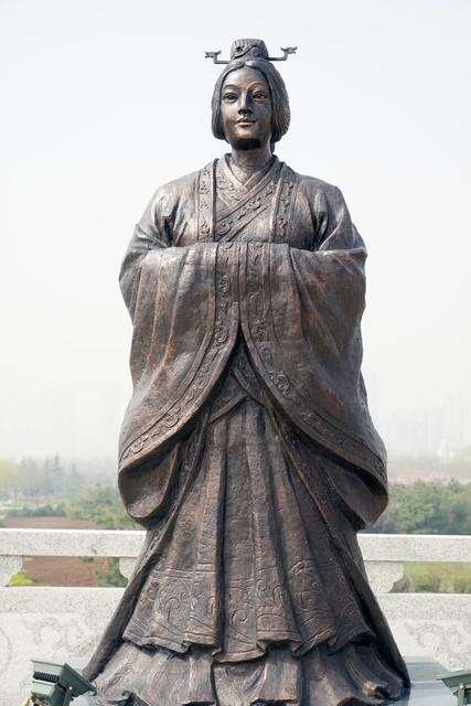 《梦未圆》
​
几度吟诗几度愁，
​
今朝又起远行休。
​
波澜不惊心似水，
​