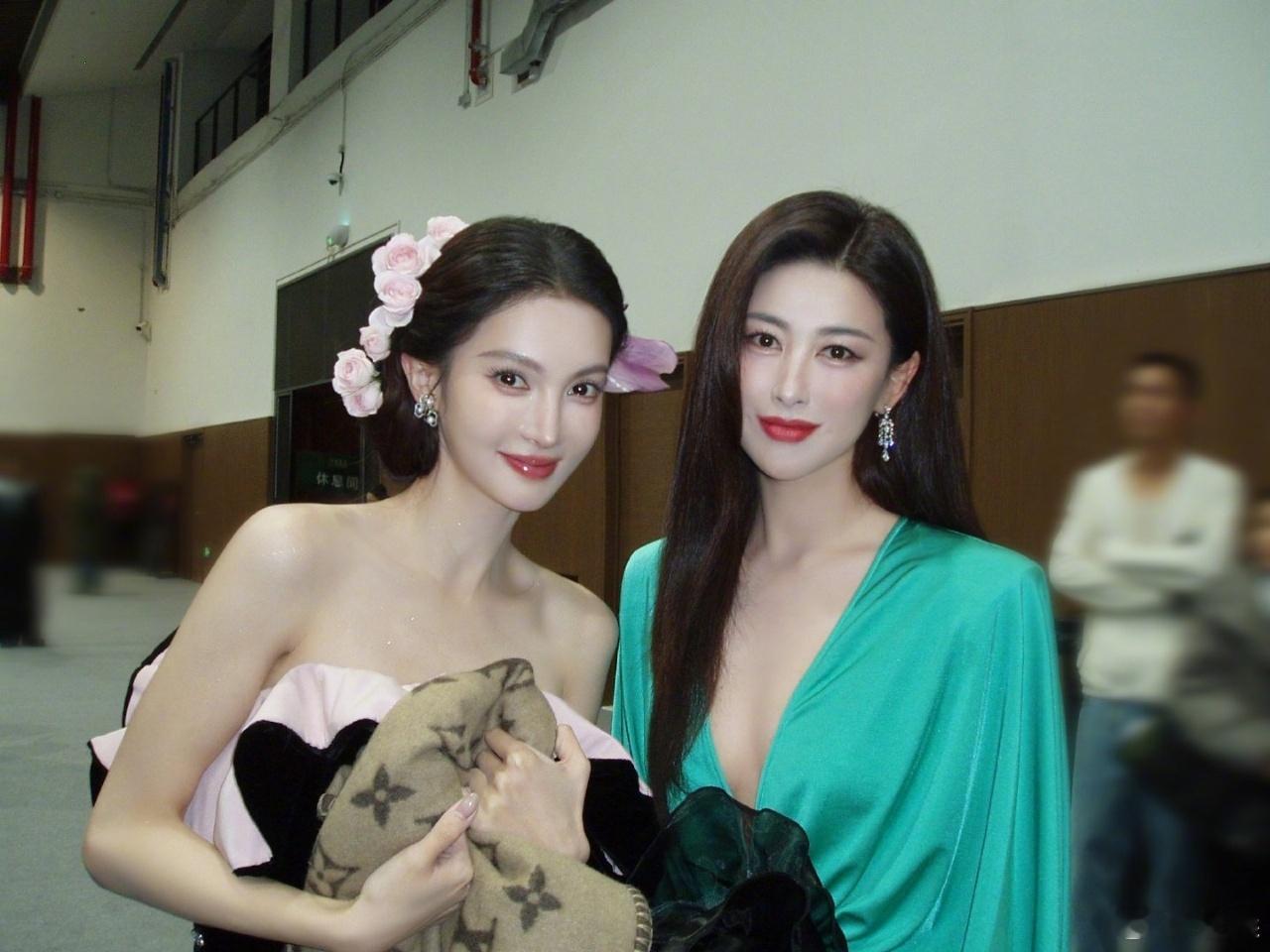 娱乐[超话]金晨晒VOGUE盛典合照金晨晒vogue合照金晨晒VOGUE盛典合照