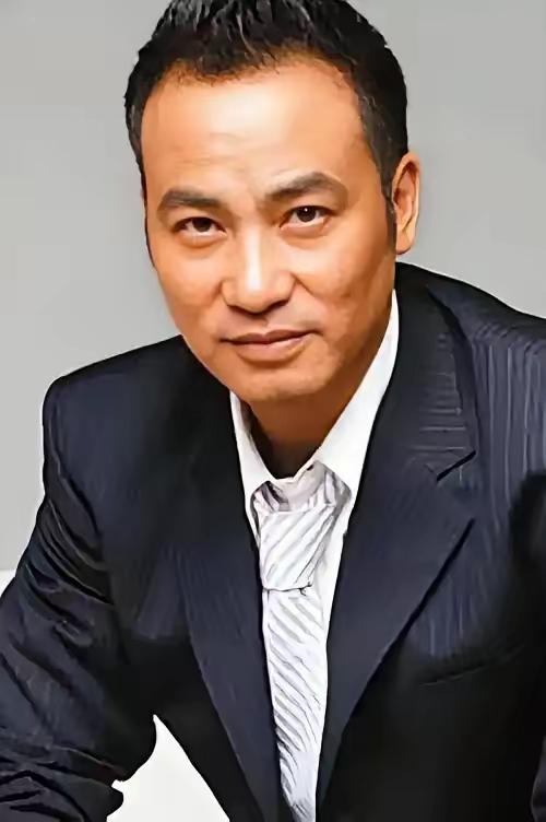 这个世界上我最想不通的人，就是70岁的任达华！
 
参加线下活动突然摔倒，本以为