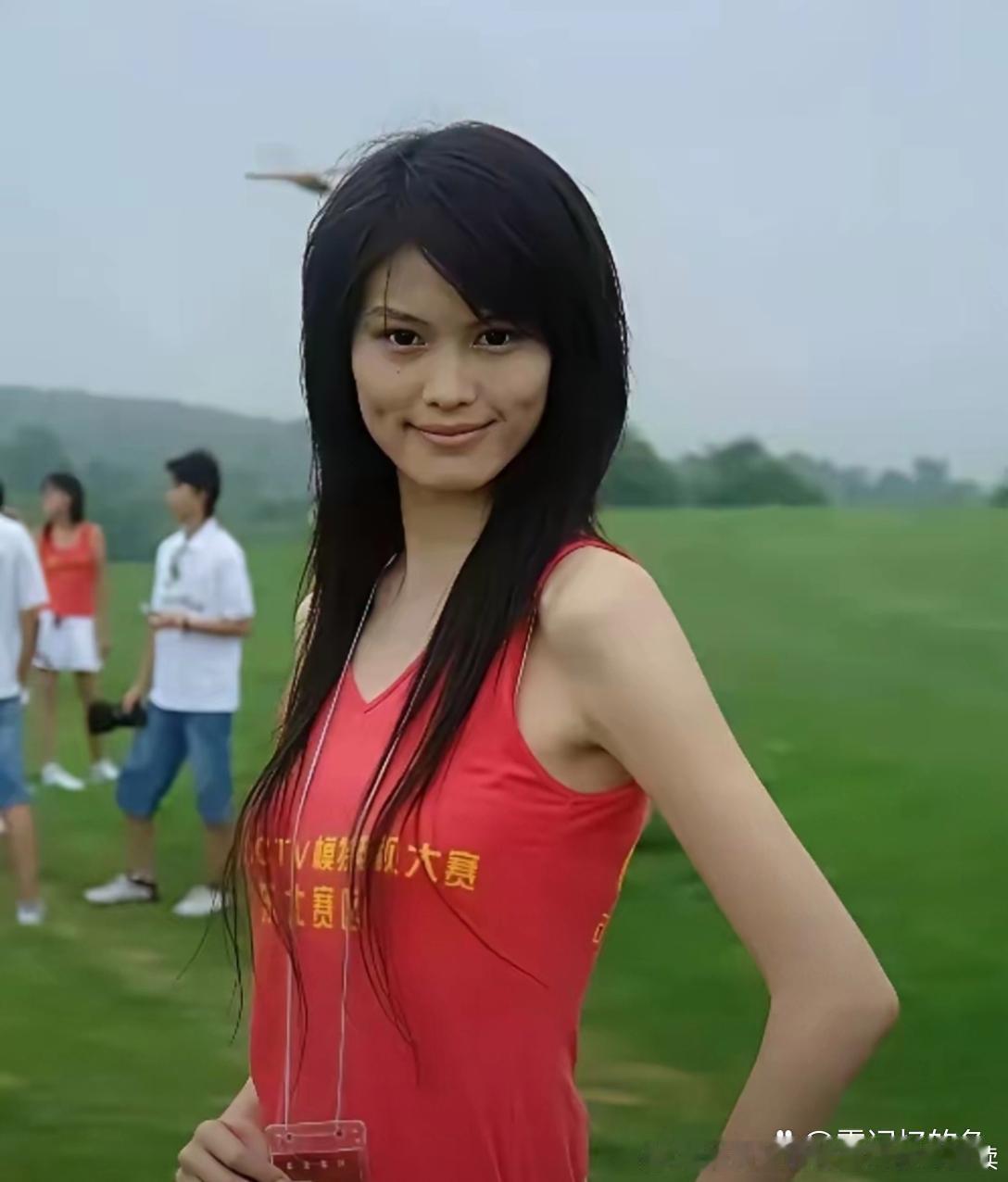 何穗早期当模特的时候。 