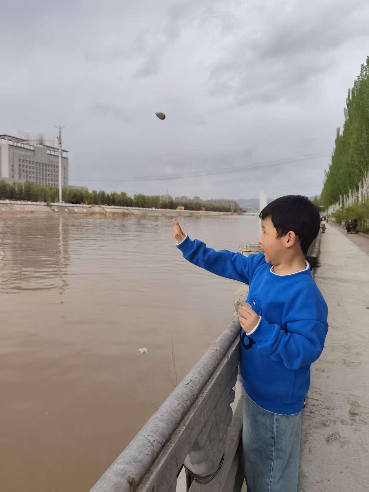来到大夏河边，河水潺潺流淌，波光粼粼。阳光洒在水面上，像是给河水铺上了一层碎金。