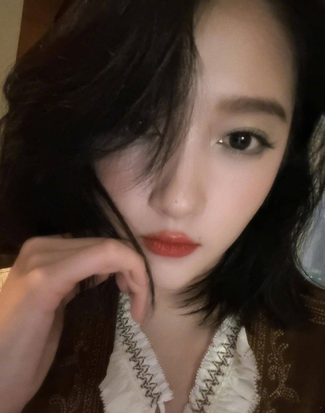 关晓彤新鲜出炉的营业照甜妹秒变酷姐，以后自拍就按这个标准来[好爱哦] ​​​