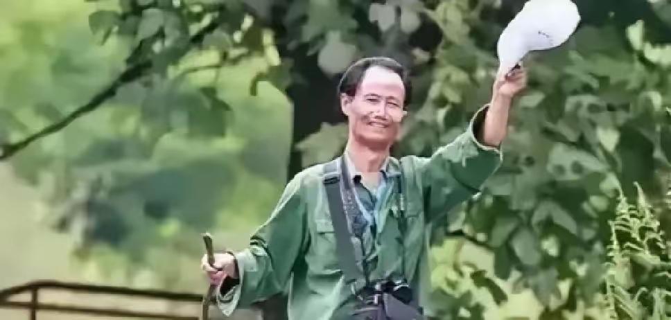村民端出那碗猪食的时候，手是抖的。深山里的日子苦，猪食就是猪食，红薯藤剁碎了拌点