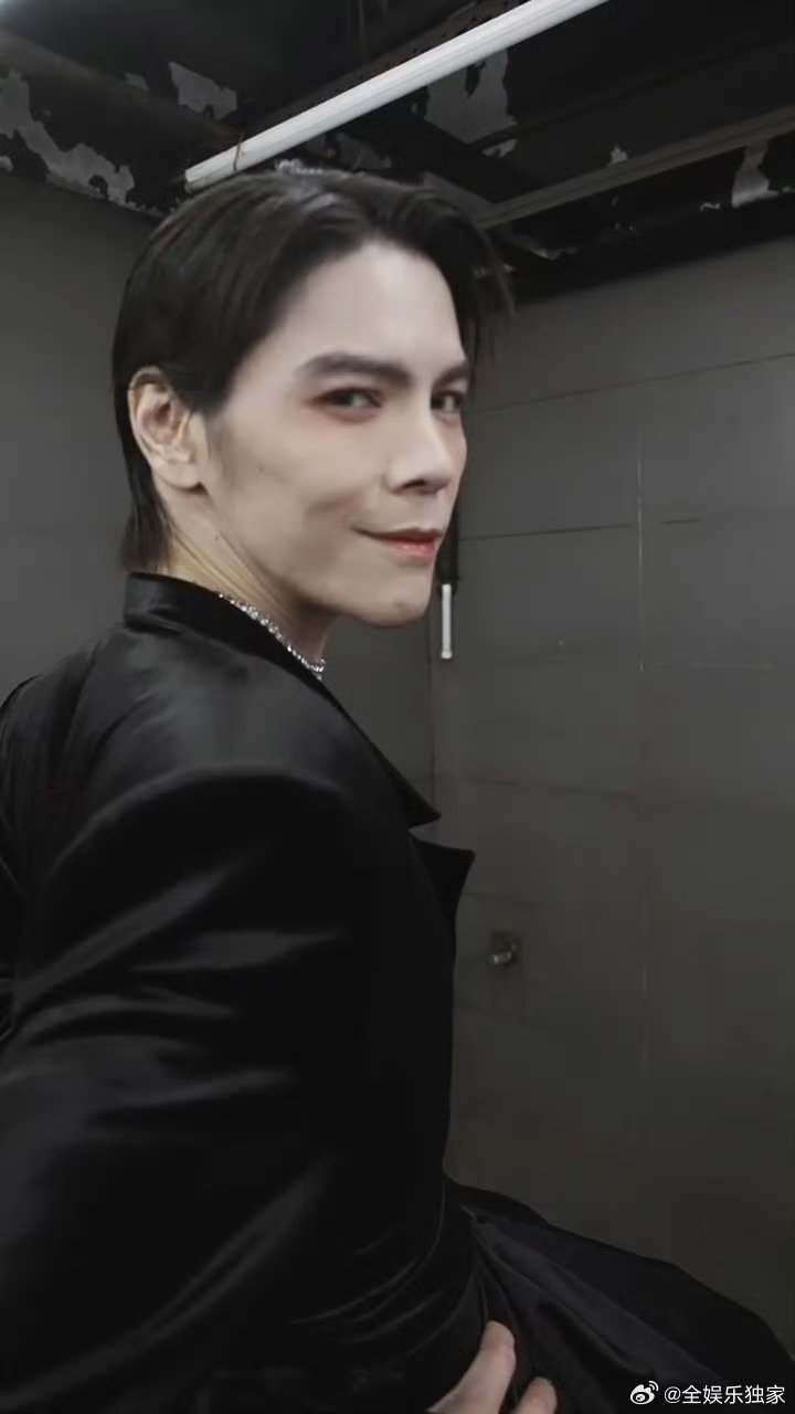 向佐说穿高跟鞋不累 这时尚驾驭力太顶了！上午简约利落，下午裙装搭西装踩高跟，把多