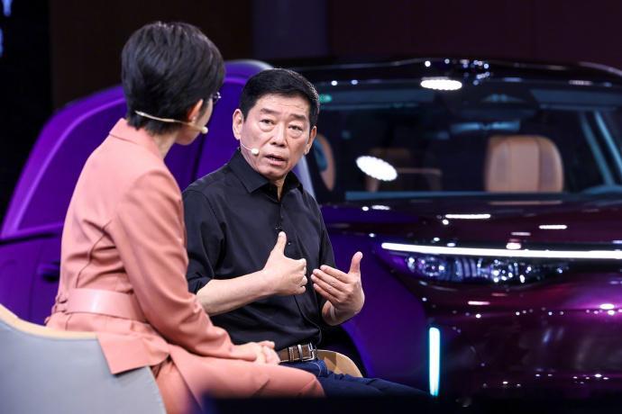 魏牌V9X这次上市，34.98万的价格当然是一个信息点，但更重要的是它把“豪华旗