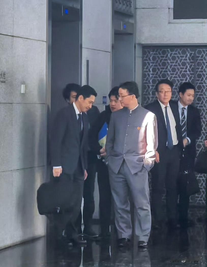 中方会谈硬气到底！穿中山装拒握手，一句“不满意”怼懵日本高官
 
咱说小日本这操