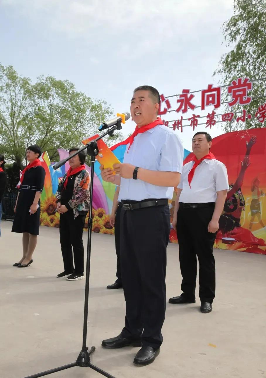 秋季开学前校长中风成了植物人，结果家长们炸锅了！

说一个趣事儿。三年前我们P市