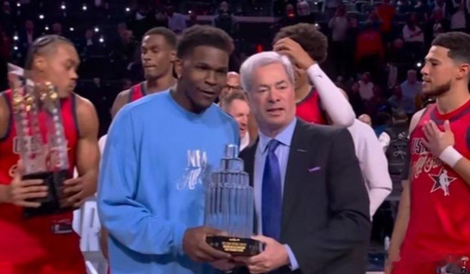 全明星正赛决赛星辰队47-21大胜老将为主的条纹队轻松夺冠，爱德华兹3场比赛均是