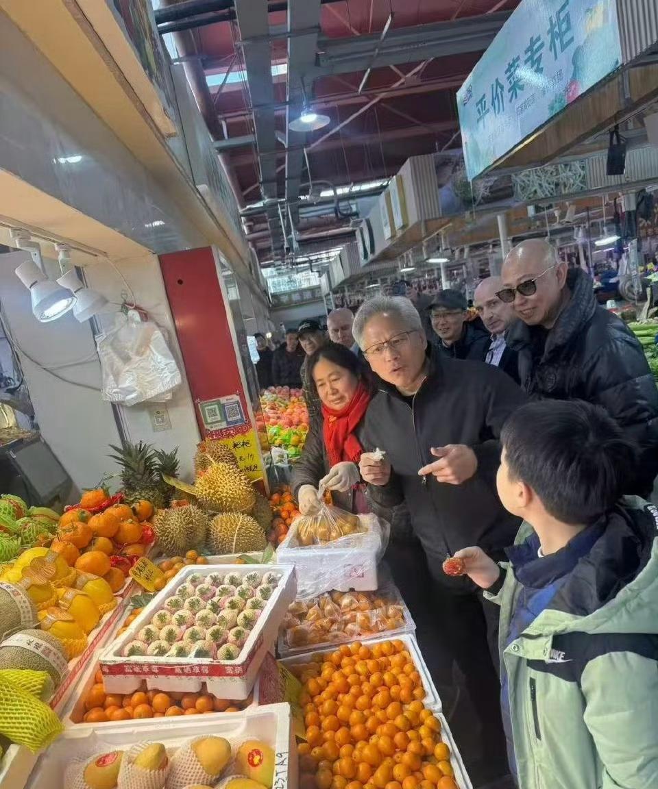 这种科技大佬也要人设啊？黄仁勋现身上海菜市场