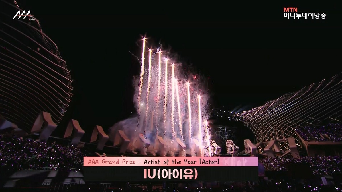 2025AAA 祝贺IU获年度演员烟花秀 