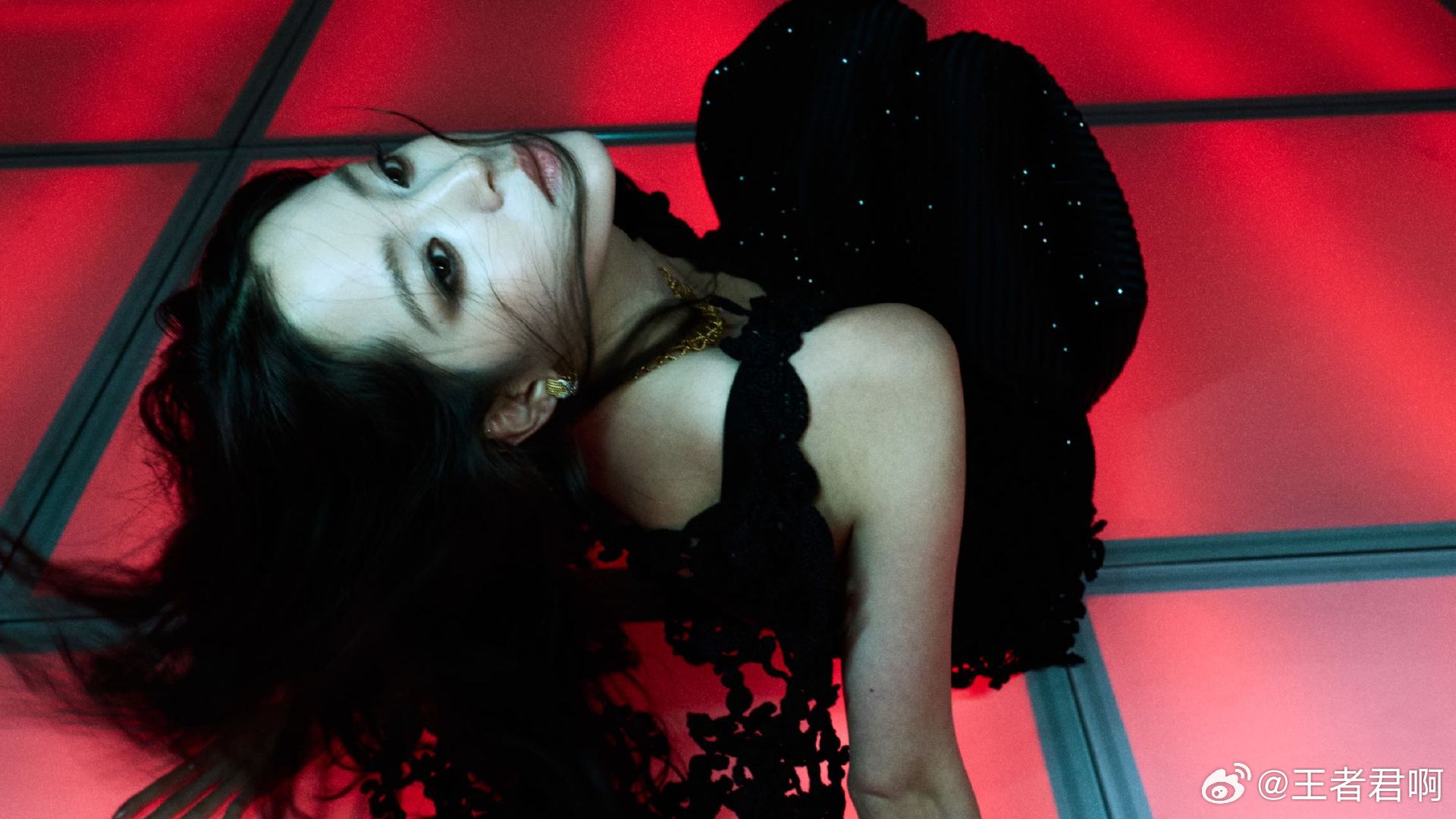 微博之夜第一个出图的是欧阳娜娜 微博之夜开门红！欧阳娜娜首个出图美到犯规，审美在