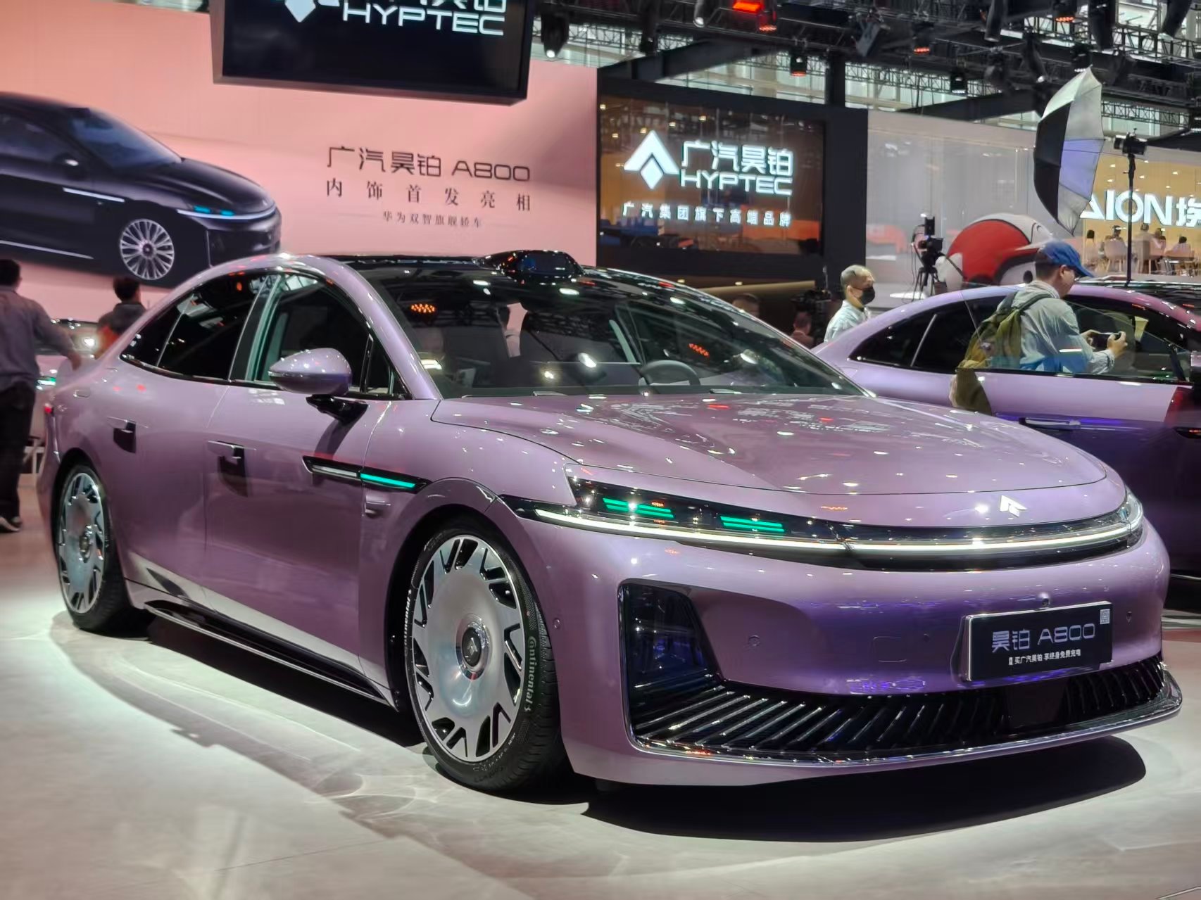 一直感觉昊铂A800很好看，是广汽子品牌中最好看的车（其次是埃安S）。这车的质感