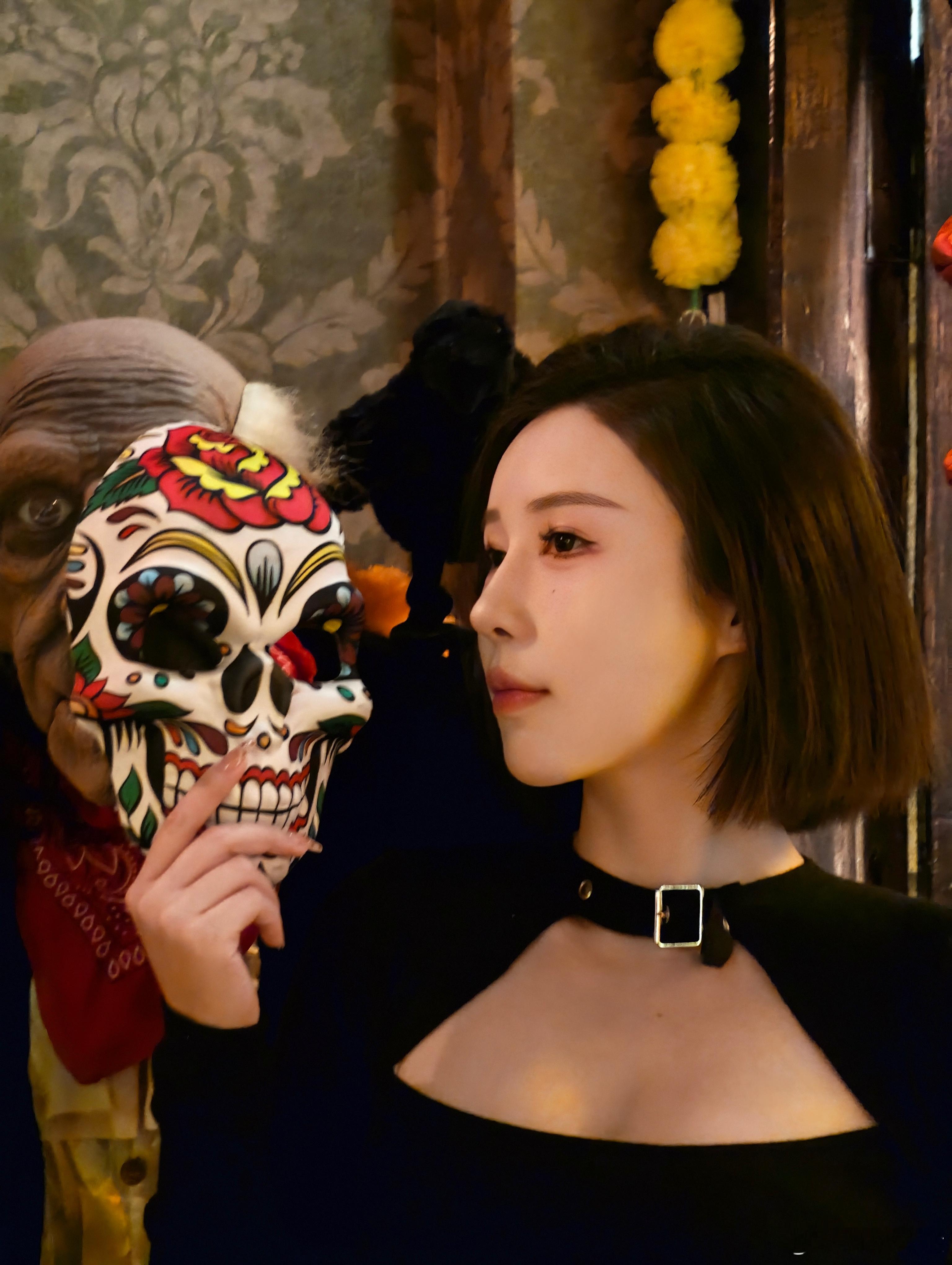 嘿嘿～陪漂亮女孩补过万圣节🎃 ​​​