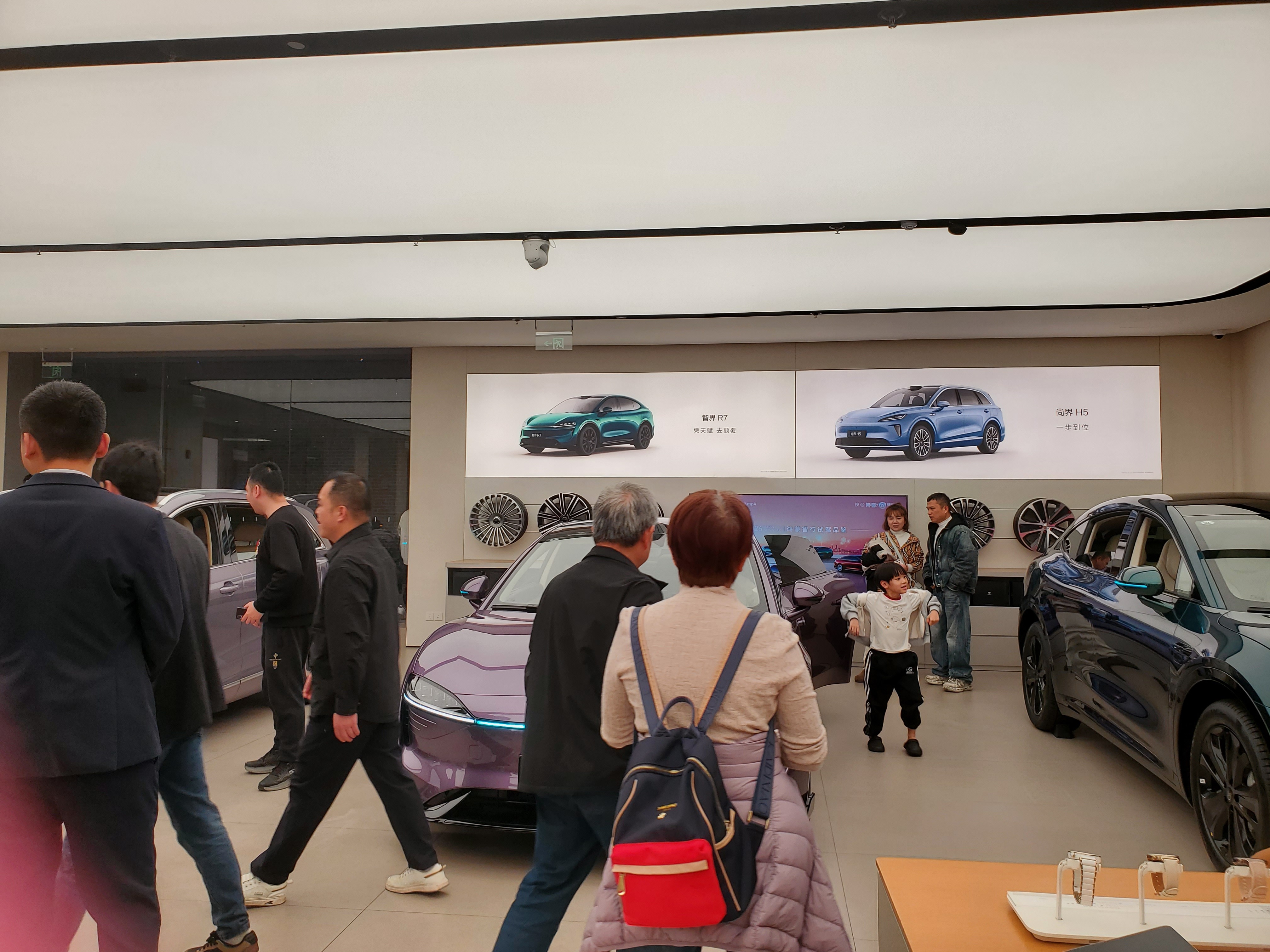 新年期间串门儿，发现亲戚家附近商场的华为店看车的人好多，我也顺便进店逛了逛。听到