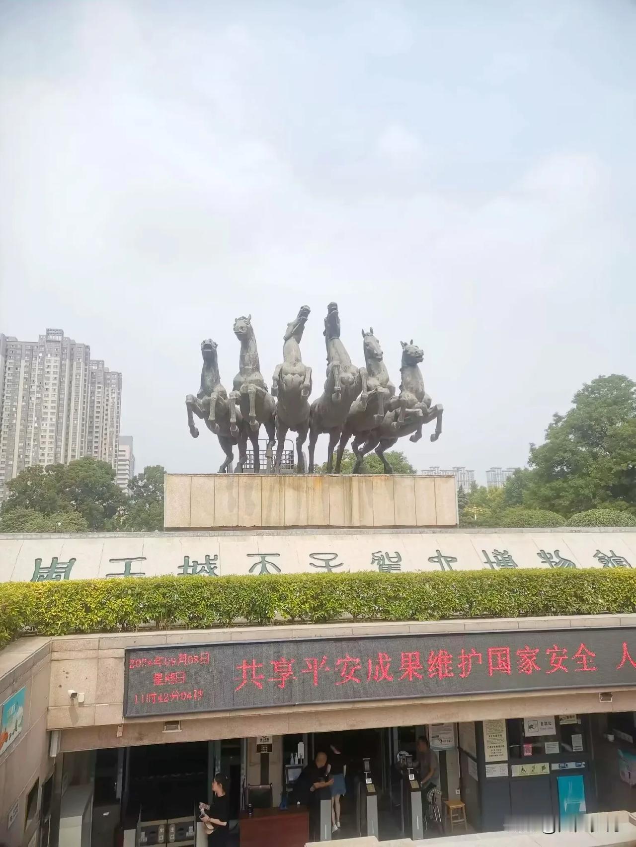#分享千年历史# 中国古代对乘舆制度非常重视，周代规定:“天子驾六马、诸侯驾四、