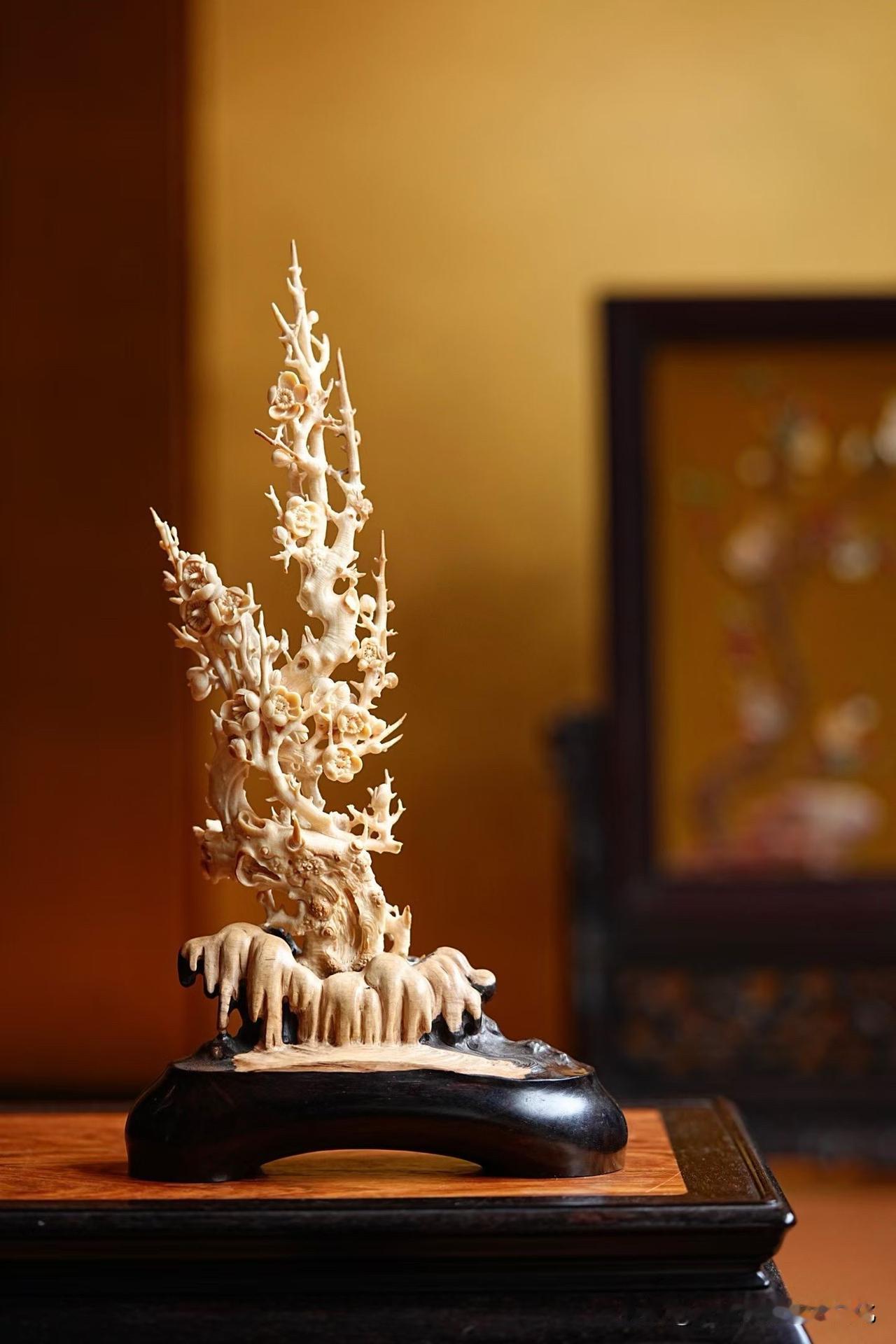 有些梅花，看的不是“美”。
而是那股在寒气里仍旧立得住的风骨。

这件猛犸雕刻《