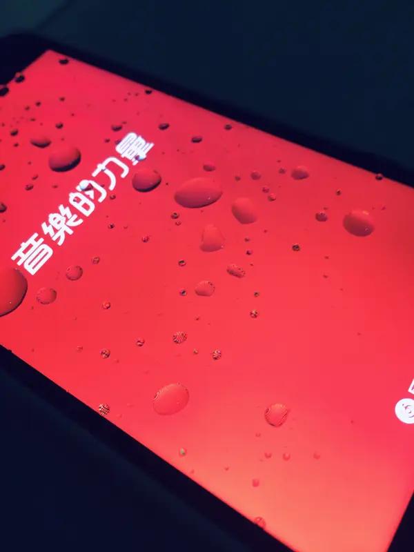 人在没钱的时候，难到超乎想象。夜晚公交上，望着窗外灯火，手机却只剩几块钱，那种无