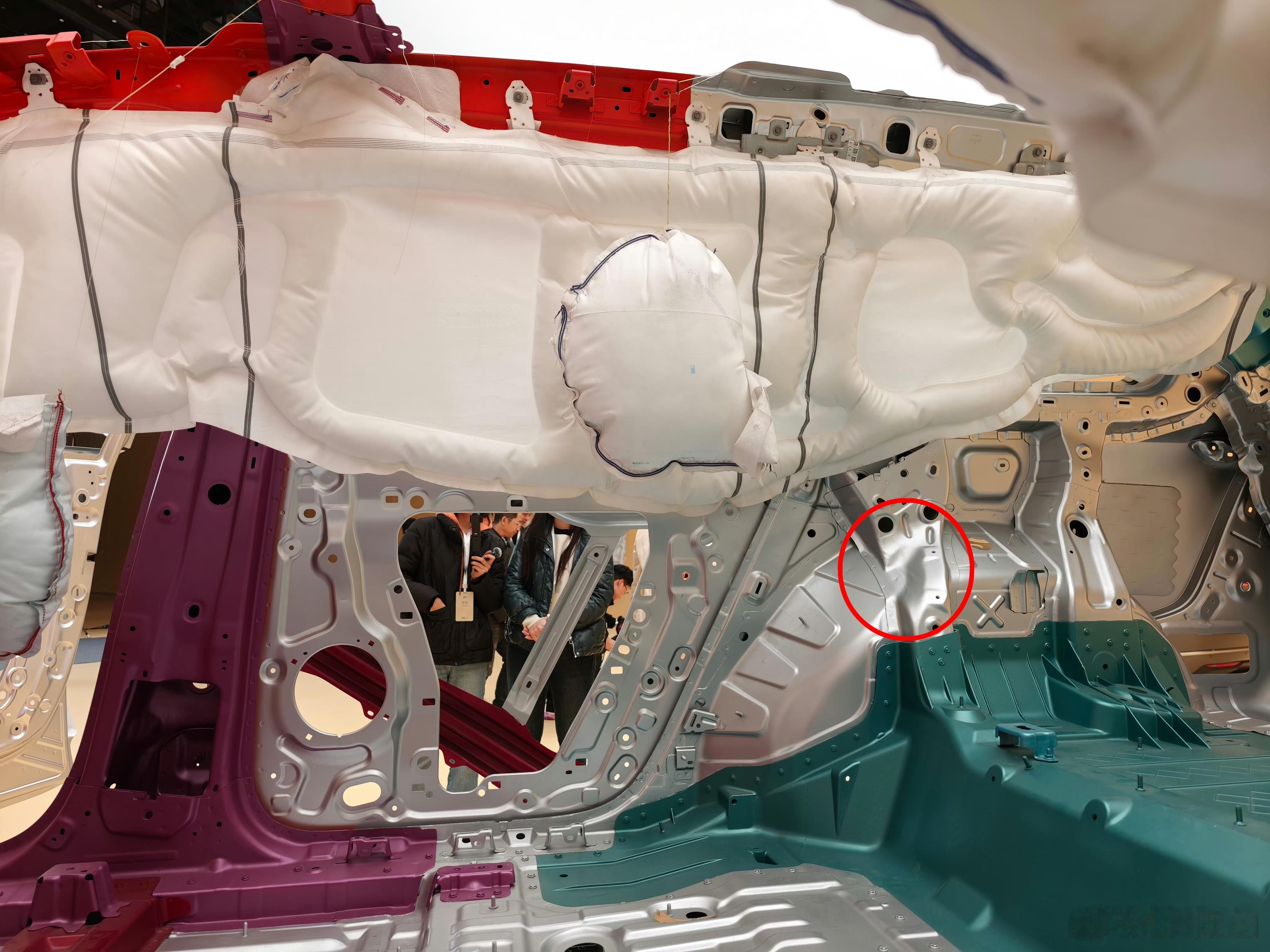 biw乐道l90 这个C环加强件在圆圈位置做了个缺口，避让第二排座椅后倾角度吧网